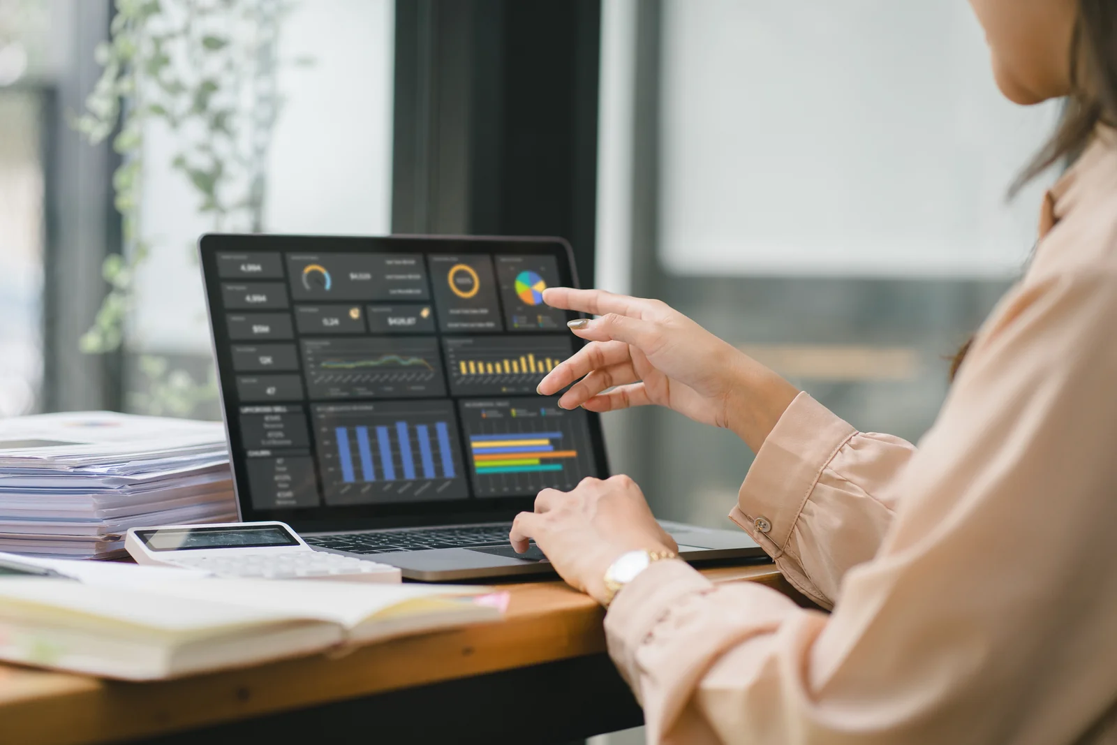 Custom software development: tailor-made business application with a dashboard on a laptop